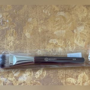 BK Beauty 109 MINI CONTOURED FOUNDATION